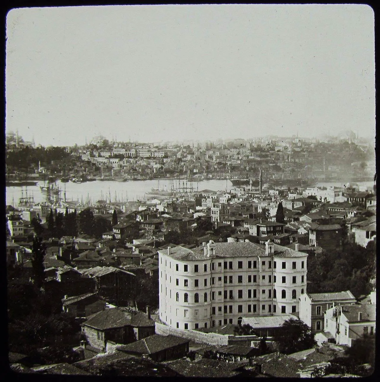 tophaneden-halic-yonu-ondeki-bina-fransiz-yetimhanesi-1915.jpg